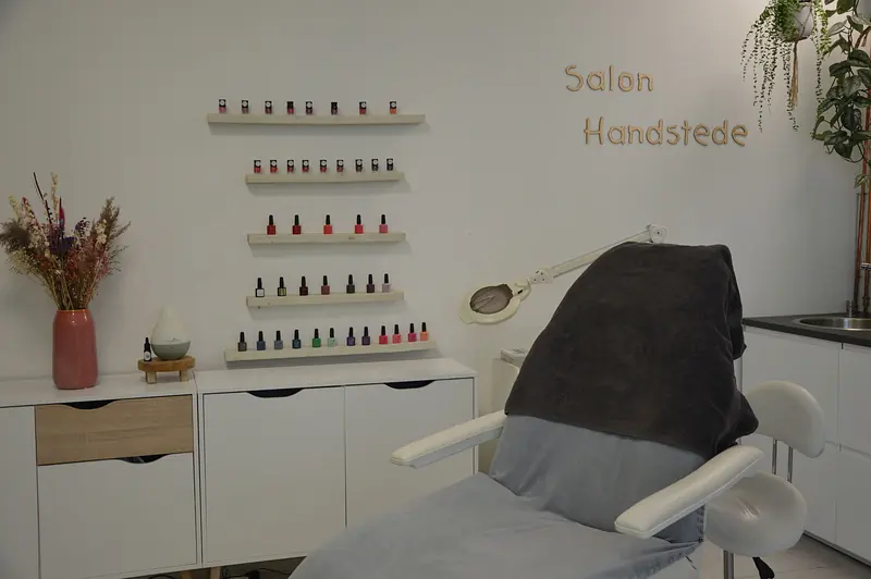 De behandelkamer van Salon Handstede met de behandelstoel