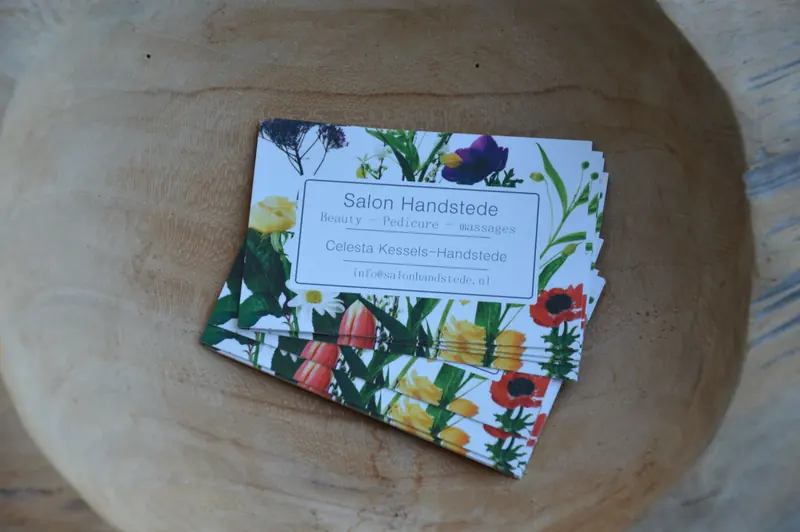 Cadeaubon van Salon Handstede in een houten schaal