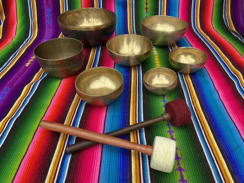 Messing klankschalen en klopper voor een sound healing sessie