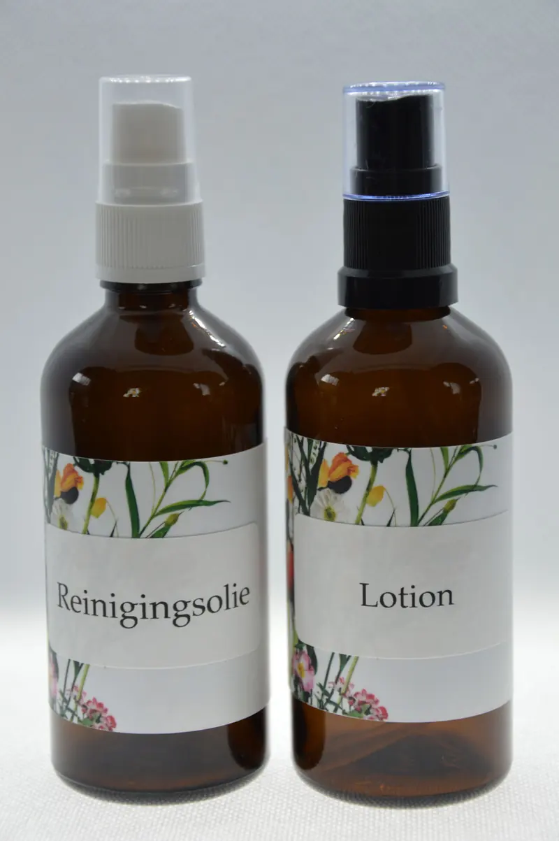 Handgemaakte reinigingsolie en lotion in bruine glazen flessen