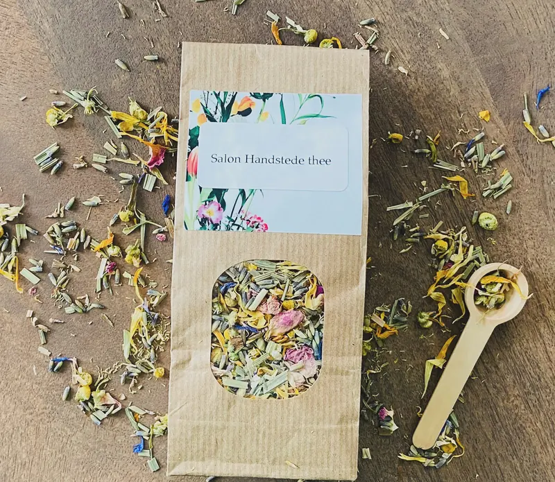Salon Handstede kruidenthee met gedroogde bloesems